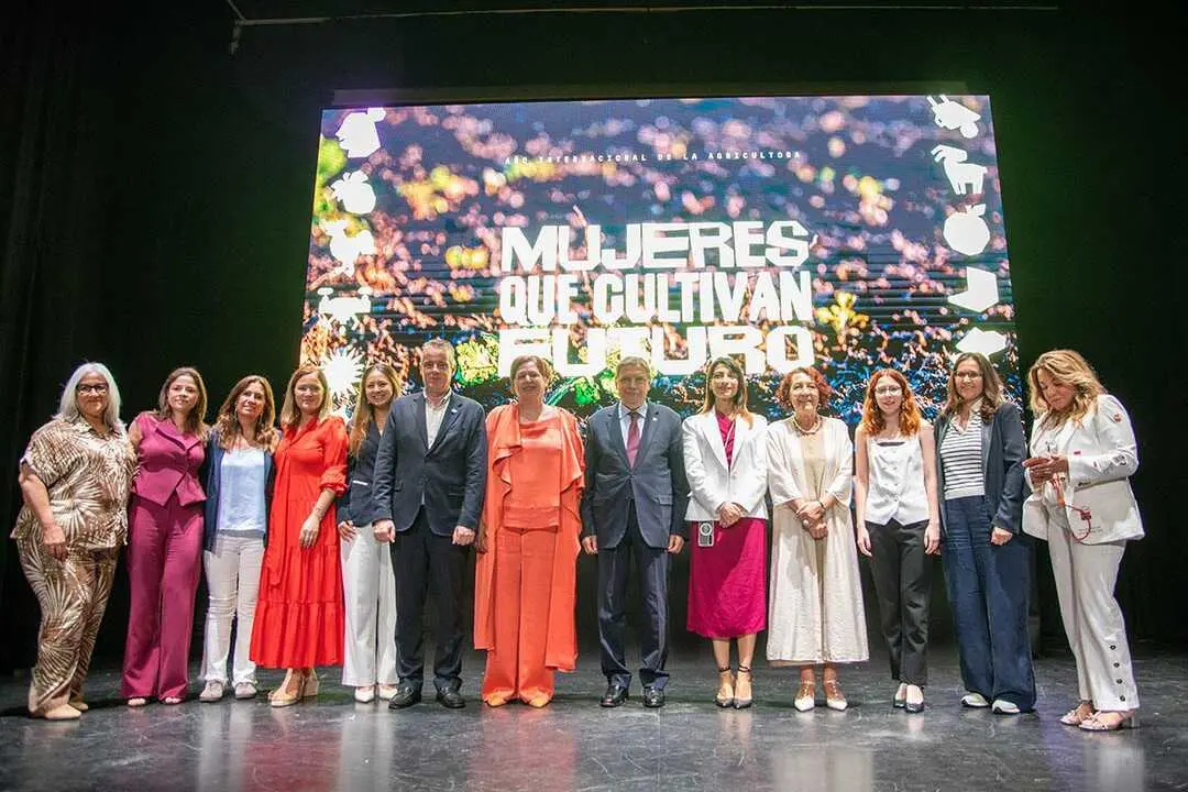 El ministro de Agricultura, Pesca y Alimentaci&oacute;n, Luis Planas, junto a un grupo de agricultoras