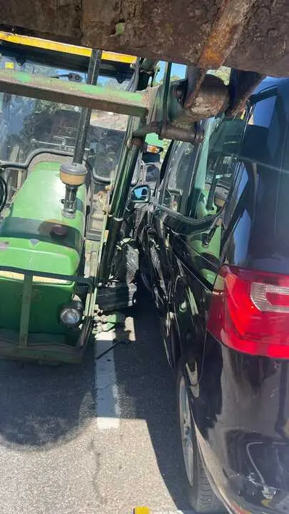 accidente entre un trcactor y un coche  (3)