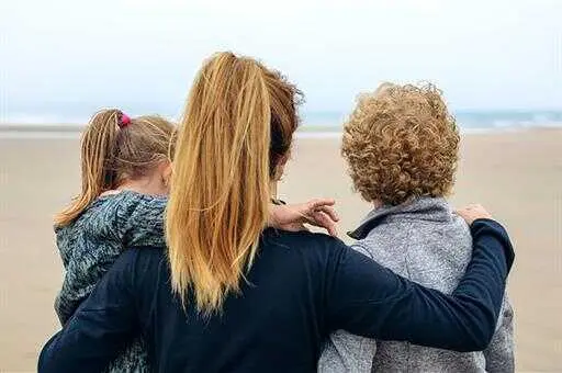 Una mujer al cuidado de dos menores