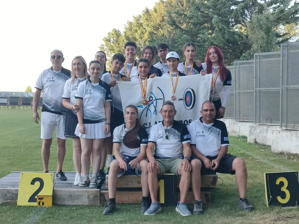 La cantera con sus entrenadores en el campeonato Arqueros Zamora