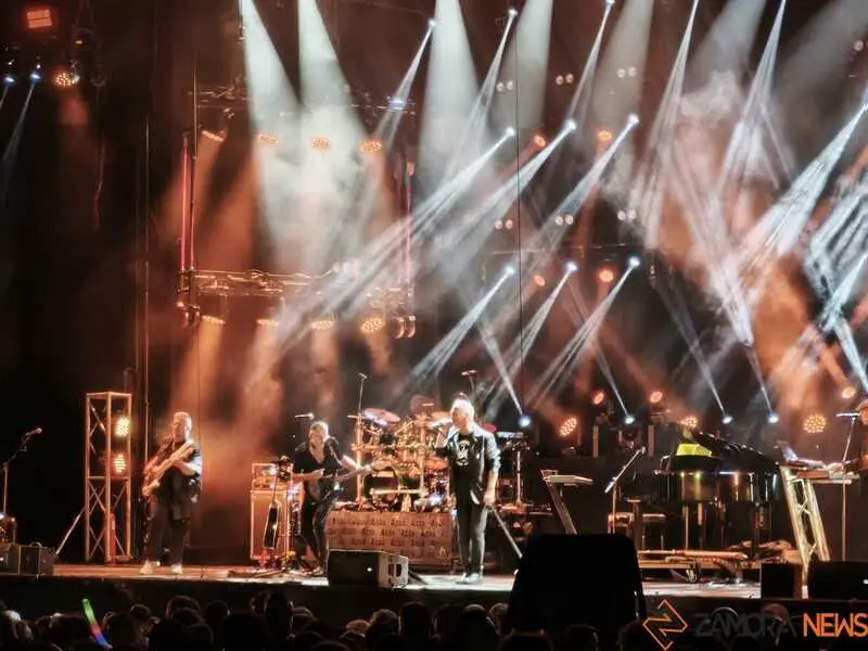 Assia desata la ecatombe musical en Motos Sanabria_2