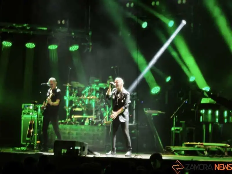 Assia desata la ecatombe musical en Motos Sanabria_7