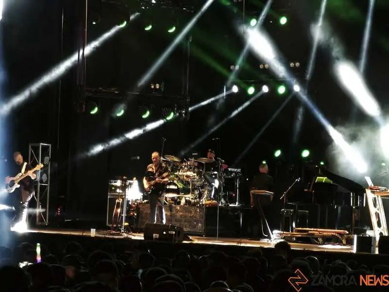 Assia desata la ecatombe musical en Motos Sanabria_8
