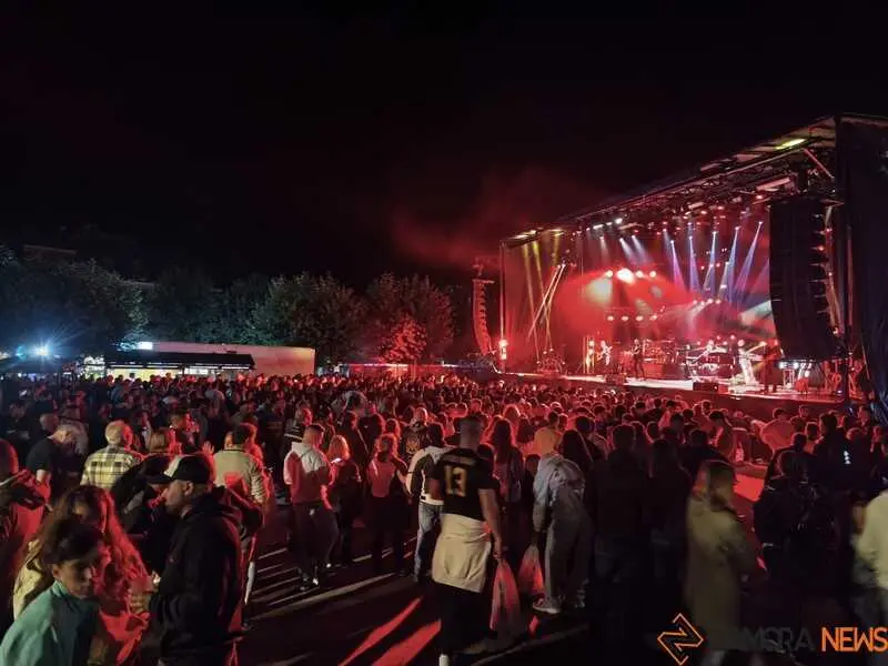 Assia desata la ecatombe musical en Motos Sanabria_10