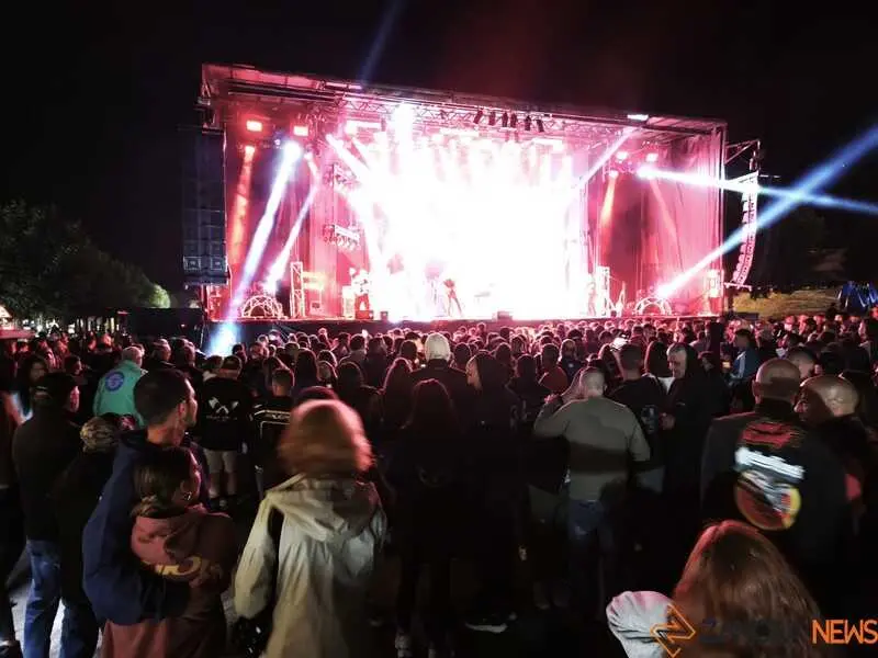 Assia desata la ecatombe musical en Motos Sanabria_12