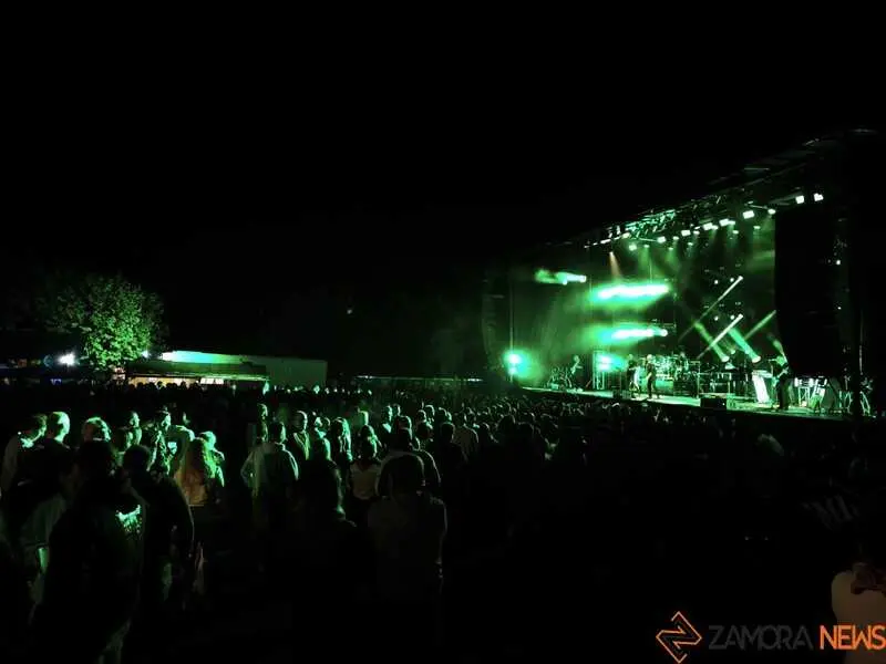 Assia desata la ecatombe musical en Motos Sanabria_14