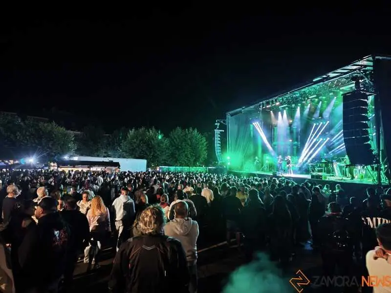Assia desata la ecatombe musical en Motos Sanabria_15