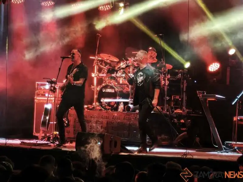 Assia desata la ecatombe musical en Motos Sanabria_16
