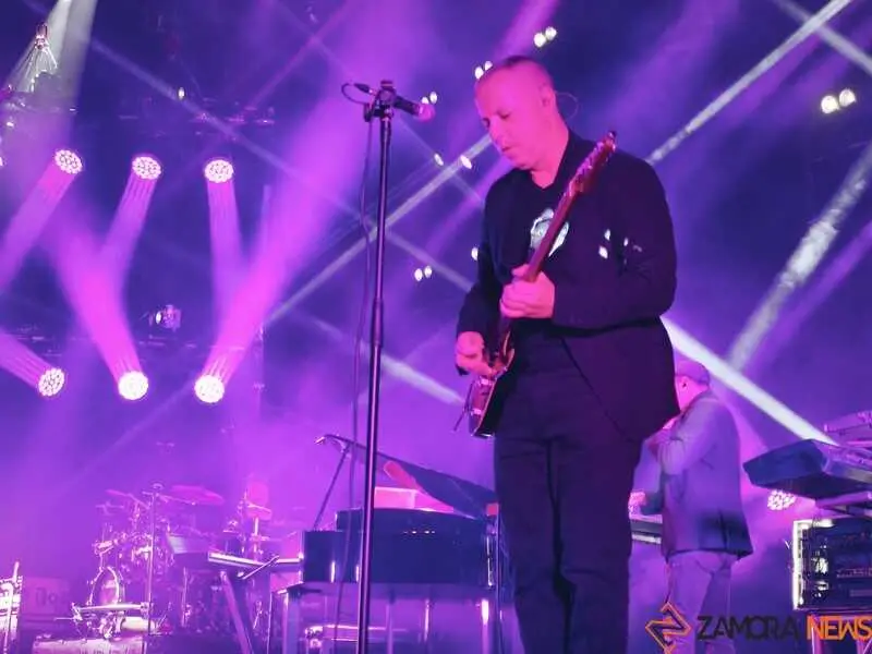 Assia desata la ecatombe musical en Motos Sanabria_17