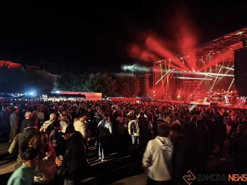 Assia desata la ecatombe musical en Motos Sanabria_21