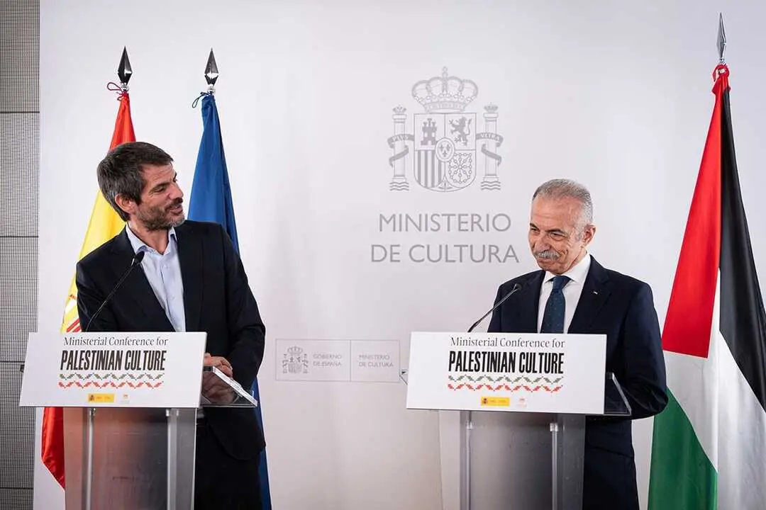 El ministro de Cultura, Ernest Urtasun, y el embajador de Palestina en Espa&ntilde;a, Husni Abdel Wahed, durante la presentaci&oacute;n en rueda de prensa la Conferencia Ministerial por la Cultura Palestina