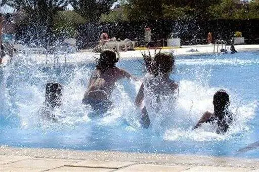ni&ntilde;os jugando en una piscina
