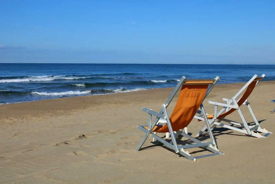 Hamacas vac&iacute;as en una playa
