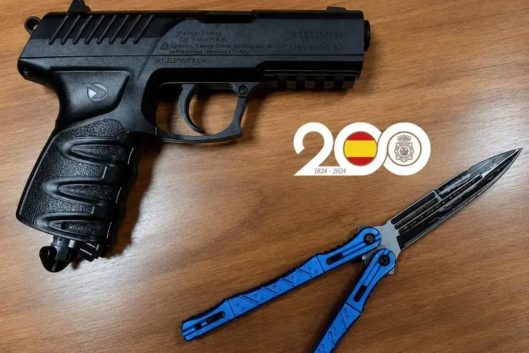 La Polic&iacute;a interviene una navaja mariposa y una pistola de aire comprimido