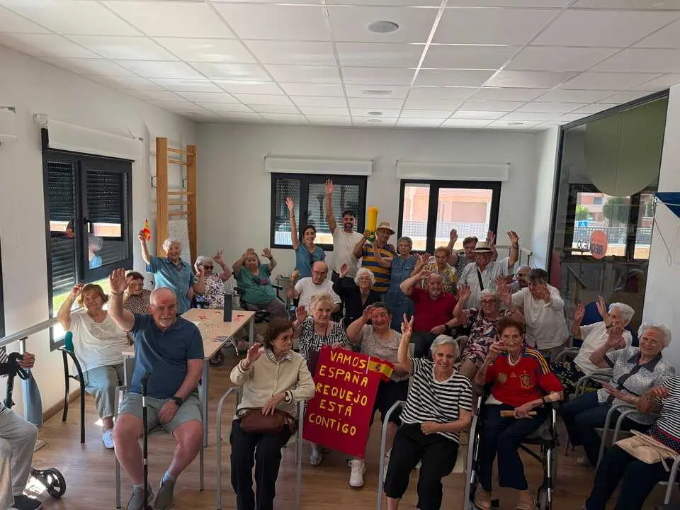 Residentes y trabajadores con la pancarta ya preparada