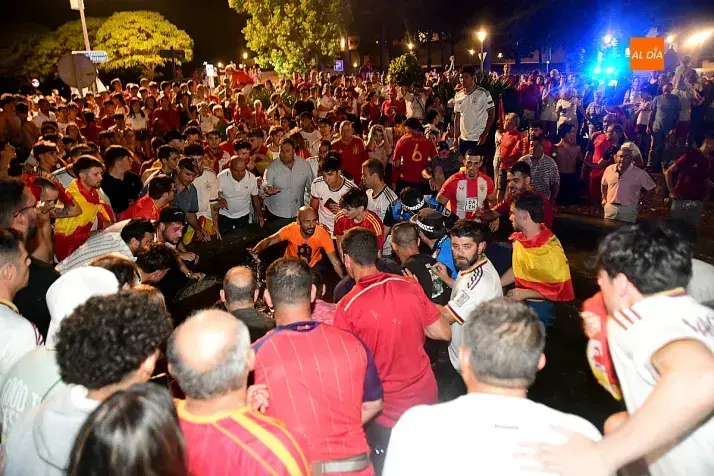 Aficionados tratan de atender a los heridos en el lugar del incidente. Foto SalamancaAldia