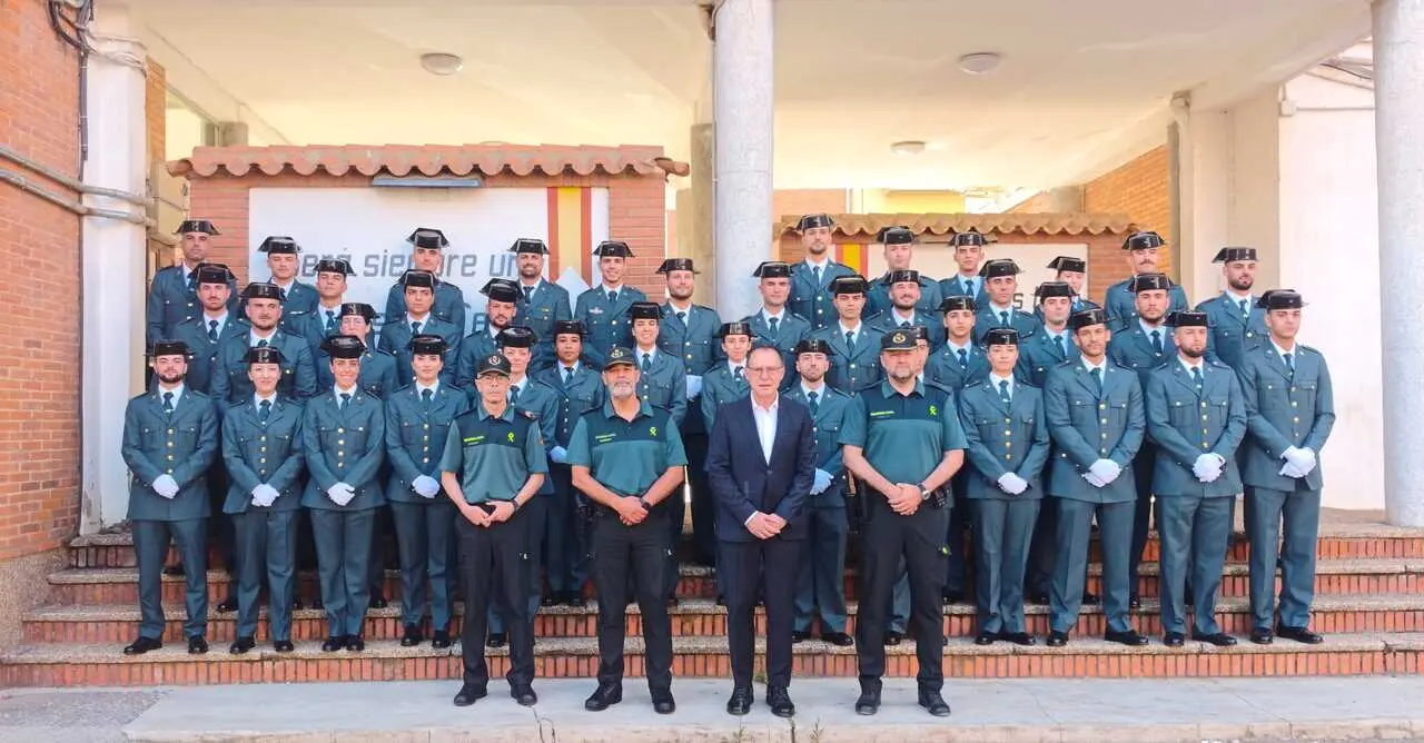 El subdelegado del Gobierno posa con los guardias civiles e pr&aacute;cticas