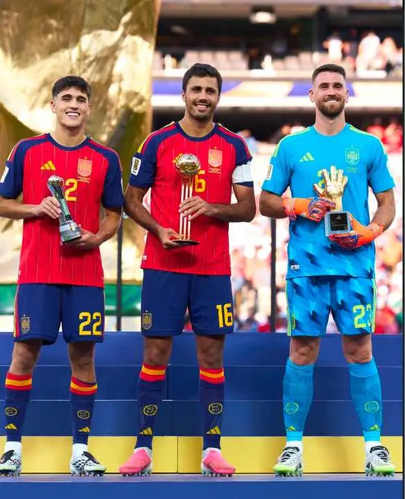 Unai Simon, GUante de Oro del Mundial, junto a Rodri y Curbas&iacute;, tambi&eacute;n premiados. Foto p&aacute;gina oficial La Roja