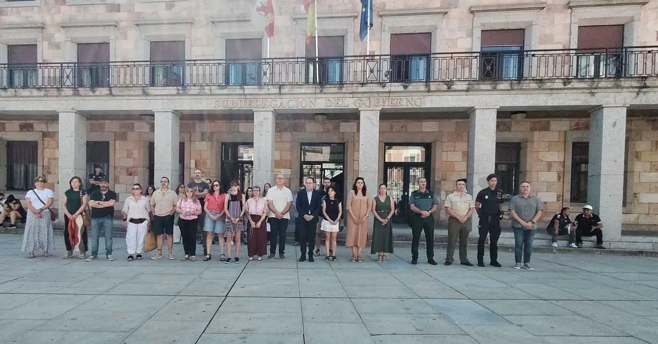 Minuto de silencio frente a la Subdelgaci&oacute;n del Gobierno en Zamora