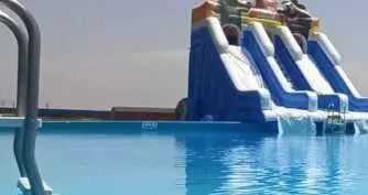 Hinchable acu&aacute;tico en una piscina. Foto Interbenavente