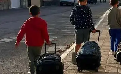 Ni&ntilde;os de camino al colegio