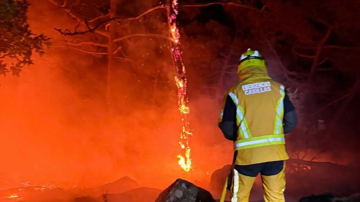 Miembro de Protecci&oacute;n Ciivl de Casillas hace frente al fuego.