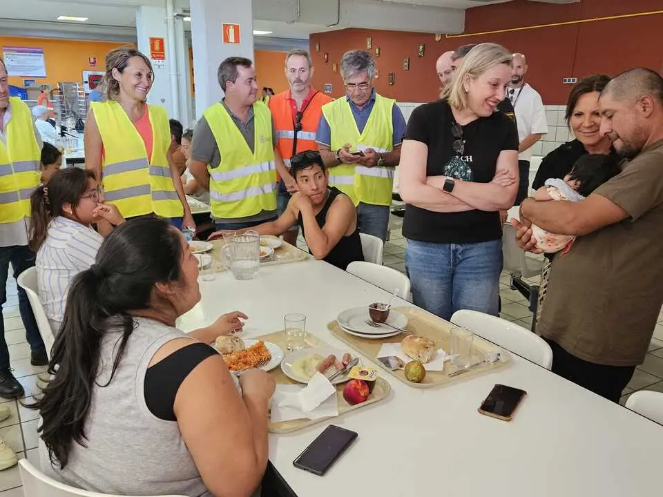 Visita de Isabel Blanco a los evacuados por los incendios en la Academia 1