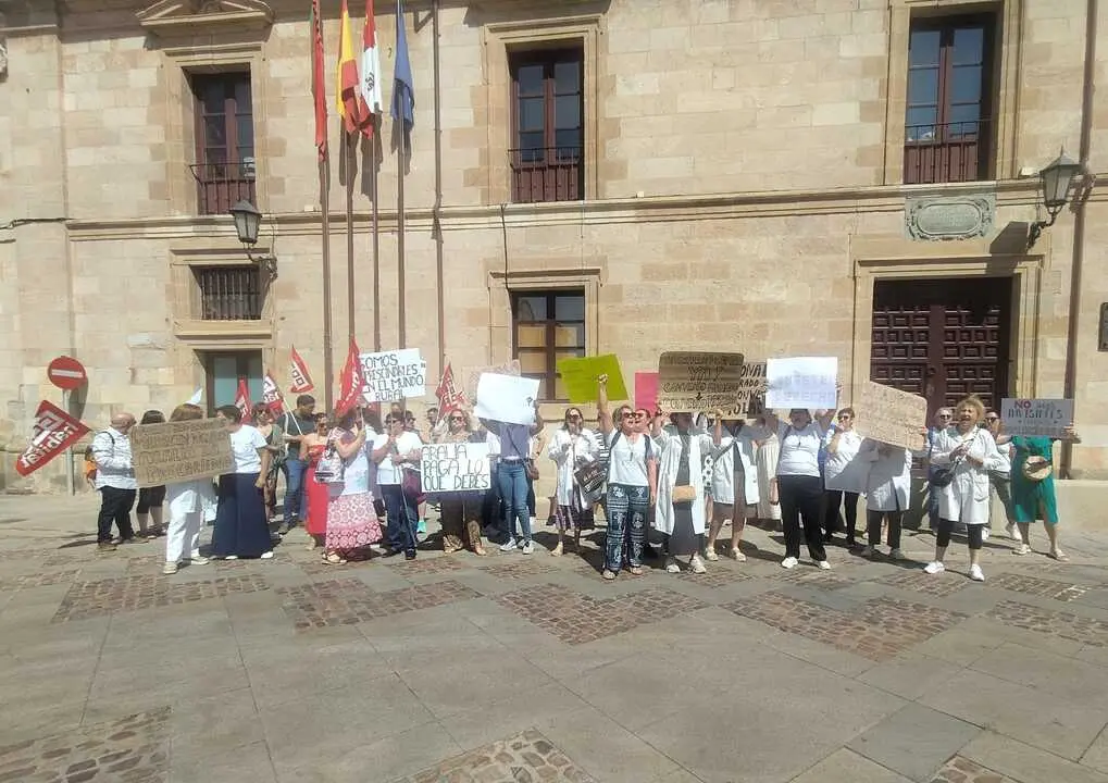Concentraci&oacute;n de trabajadoras de Ayuda a Domicilio en la Plaza de Viriato
