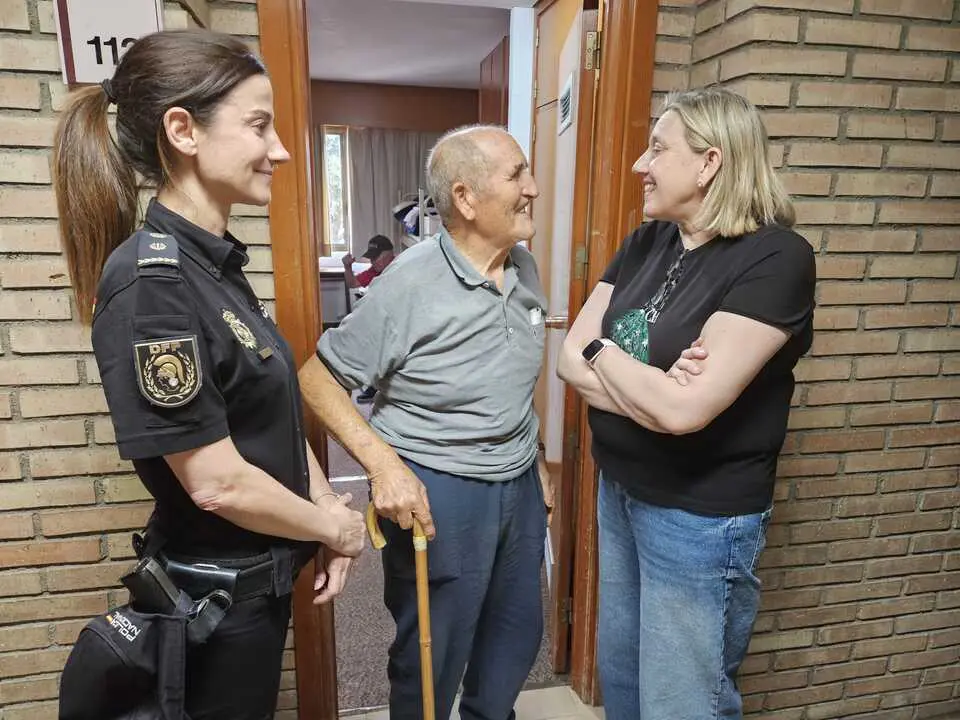 Isabel Blanco con uno de los evacuados por los incendios en la Academia de Polic&iacute;a