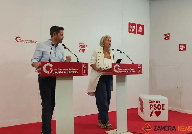 Ana Casado en rueda de prensa en la sede del PSOE de Zamora, junto a Antidio Fag&uacute;ndez