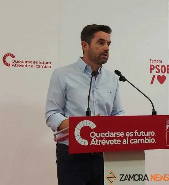 Antidio Fag&uacute;ndez en rueda de prensa en la sede del PSOE de Zamora