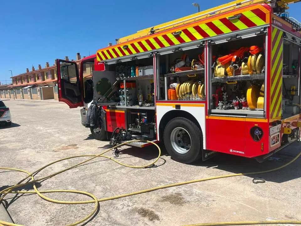 bomberos en una casa de Valcabado