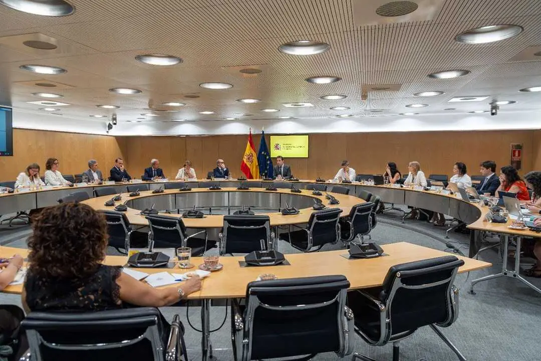 El vicepresidente primero del Gobierno y ministro de Econom&iacute;a, Comercio y Empresa, Carlos Cuerpo, junto a los participantes en el Foro de seguimiento de inclusi&oacute;n financiera.