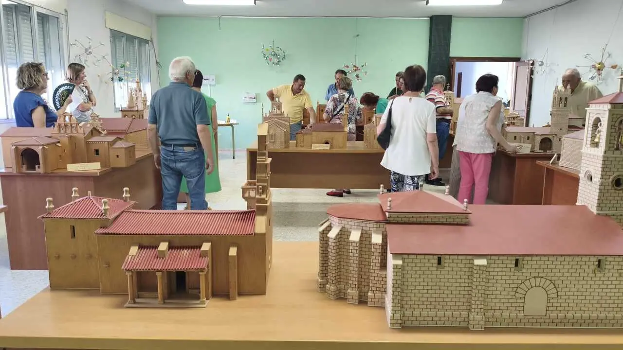 Vecinos acuden a ver la exposici&oacute;n de Mat&iacute;as Figueruelo en Bermillo