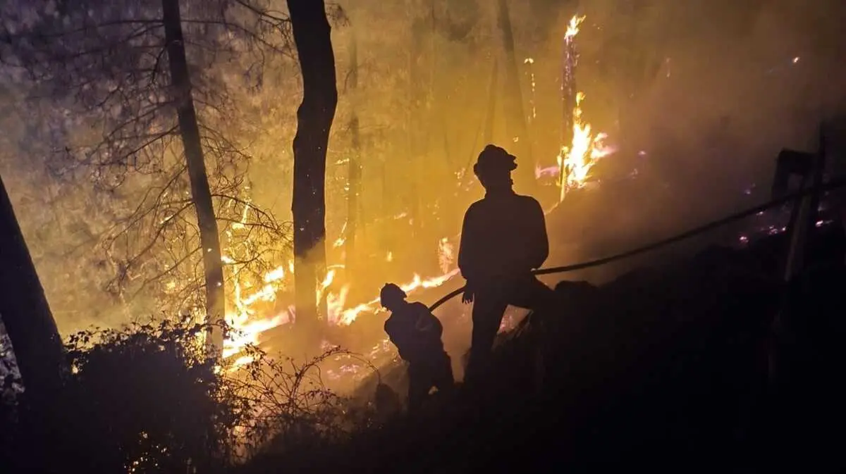Trabajos nocturnos de lucha contra el fuego en &Aacute;vila. Foto &Aacute;vilared