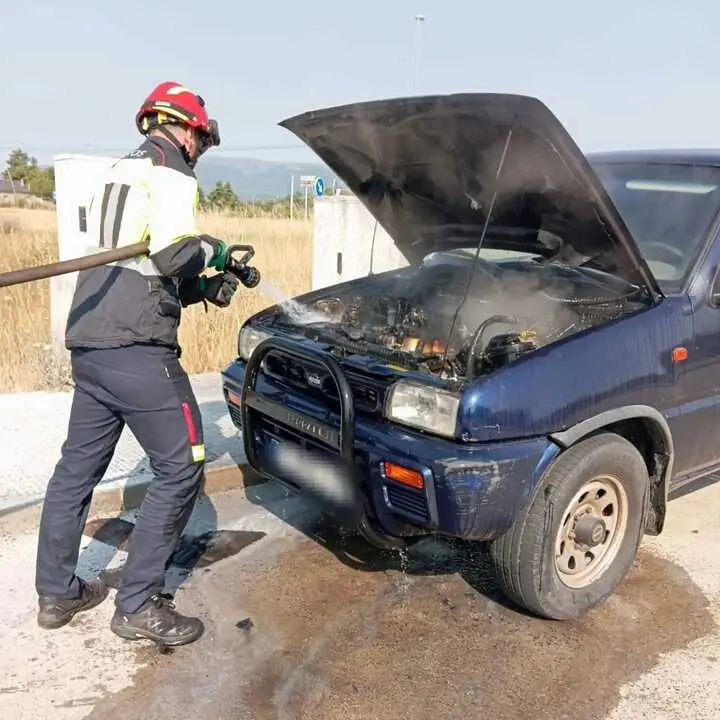 Puebla de Sanabria tras declararse un incendio en un veh&iacute;culo estacionado en el aparcamiento de una superficie comercial.