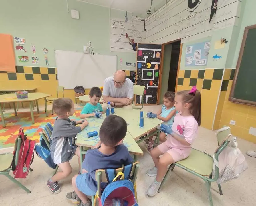 El delegado de la Junta junto a los ni&ntilde;os y ni&ntilde;as del programa Madrugadores en el colegio Sancho II
