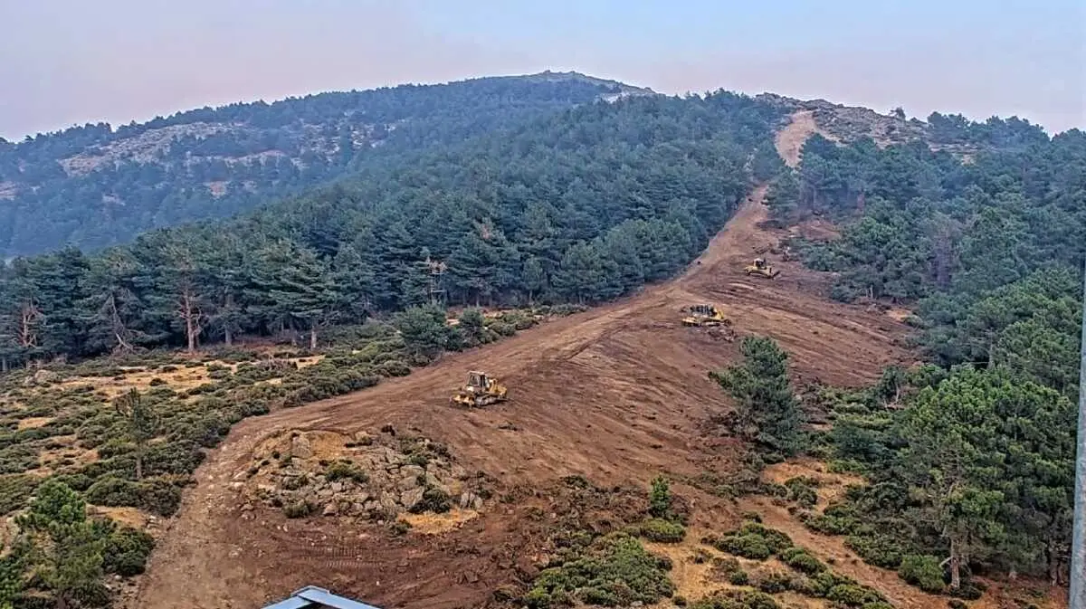 La maquinaria pesada cre&oacute; una l&iacute;nea de defensa para evitar que el fuego llegase a Casillas (&Aacute;vila). Foto &Aacute;vilared