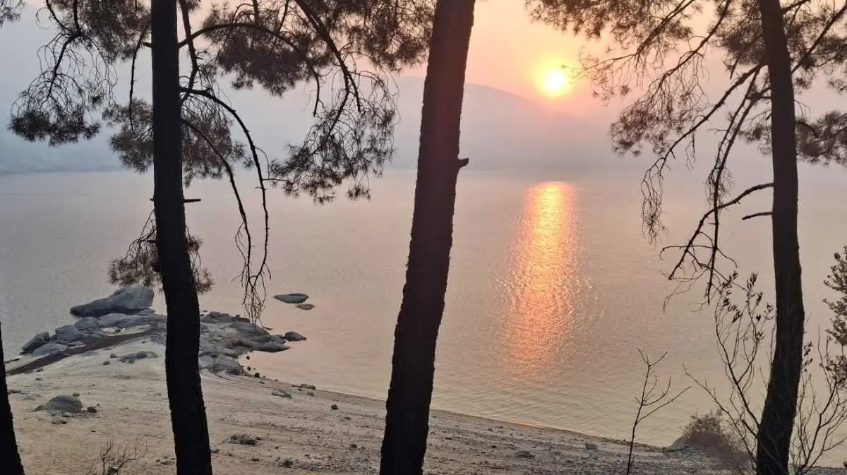 Humo en el pantano del Burguillo, en &Aacute;vila. Foto &Aacute;vilared