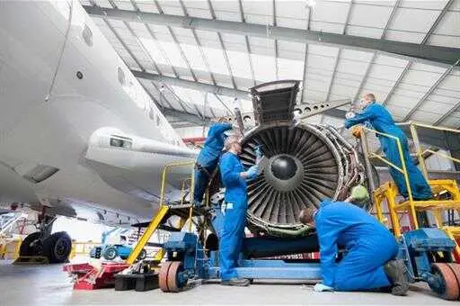 T&eacute;cnicos de mantenimiento de aeronaves trabajando.