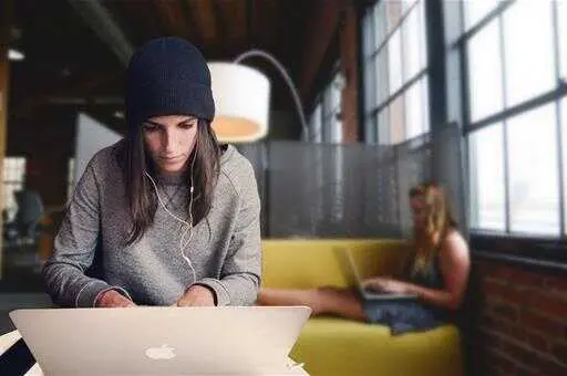 Mujer trabajando frente a un ordenador.