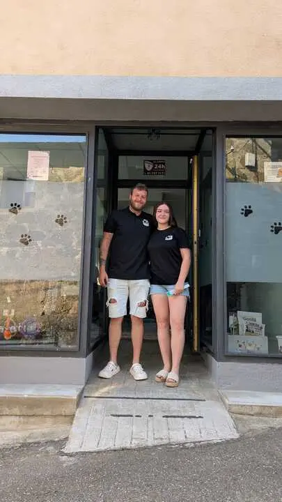 Teresa Clavero y su pareja el d&iacute;a de la inauguraci&oacute;n del nuevo negocio en Mombuey