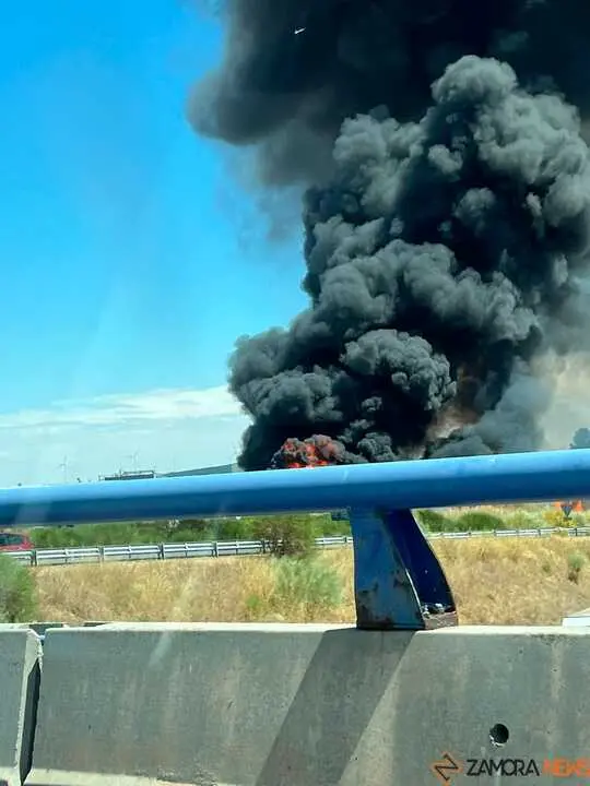 Incendio en una planta de tratamiento de residuos en Roales