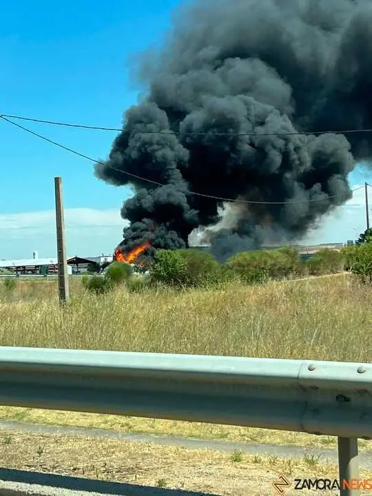 Incendio en una planta de tratamiento de residuos en Roales3