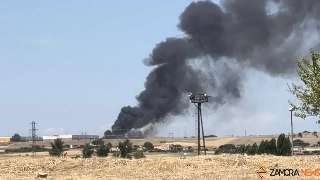 Fuego en la planta de residuos de Roales