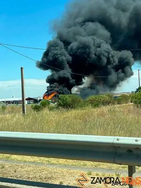 Fuego en la planta de residuos de Roales_2