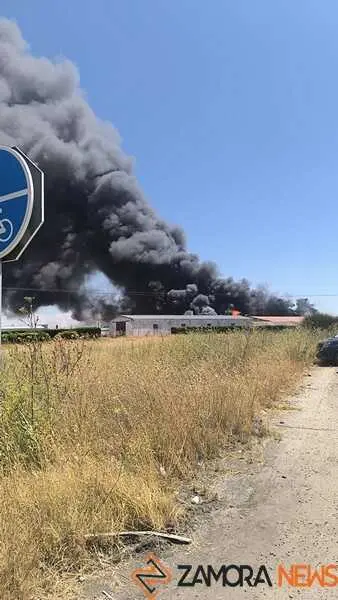 Fuego en la planta de residuos de Roales_4