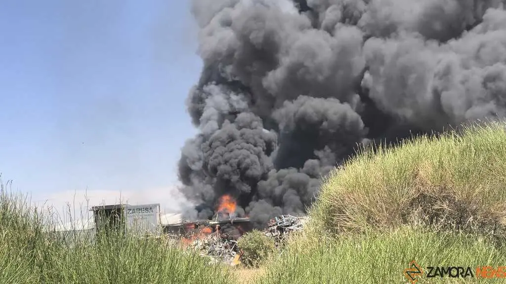 Fuego en la planta de residuos de Roales_5
