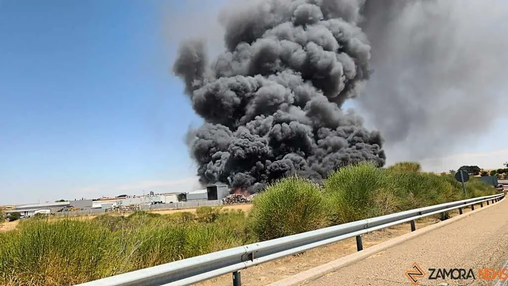 Fuego en la planta de residuos de Roales_6