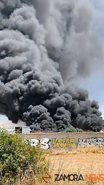 Fuego en la planta de residuos de Roales_8